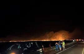 Imágenes del gran incendio registrado anoche en Arroyos y Esteros. Actualmente hay más de 30 fuegos activos en el país, según el último informe.