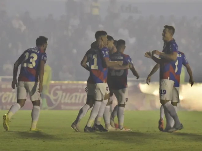 Los jugadores de Cerro Porteño festejan el tanto de Robert Morales en el triunfo 2-0 sobre Guaireña por la cuarta jornada del torneo Apertura 2023 del fútbol paraguayo.