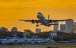 Un avión despega el 8 de enero de 2024 desde el Aeropuerto Internacional Ezeiza en la ciudad de Buenos Aires (Argentina). La huelga del 24 de enero afectará al sector de la aviación regional.