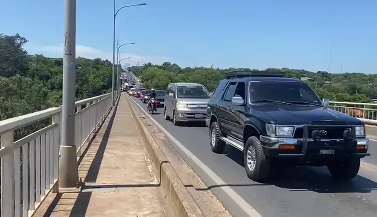 Incesante y lento paso de vehículos en el puente Remanso.