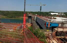 La construcción del segundo puente con Brasil sobre el Río Paraná, o puente de Integración, continúa.