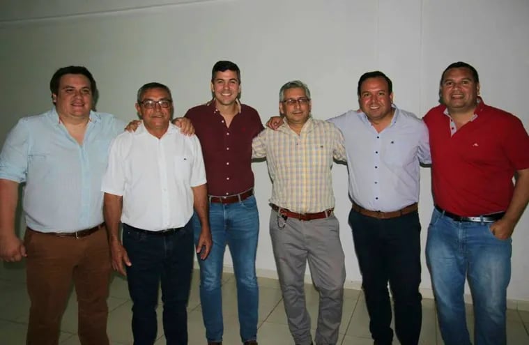 Santiago Peña junto al Gobernador de Guairá Juan Carlos Vera y los precandidatos a gobernador; el Diputado Fernando Ortellado y el empresario César Luis Sosa, además del Intendente de Paso Yobái, Óscar Chávez.