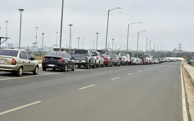 Larga fila de automovilistas se observó nuevamente ayer en el puesto de hisopado de la Costanera de Asunción.