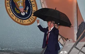 Donald Trump desciende del avión Air Force One en Palm Beach, Florida.