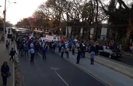Los manifestantes bloqueando la Ruta 2, este martes.