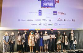 Los ganadores del concurso "Reconociendo los ODS" junto a los organizadores e integrantes del jurado.