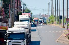 Fila de camiones en la zona de ANNP de Encarnación. Los cargamentos no pueden pasar debido a la medida de fuerza del bloqueo del puente internacional San Roque González de Santa Cruz.