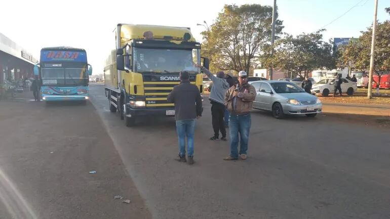 Los camioneros realizan un "piquete" en la rotonda del ex km 30, donde impiden la circulación de vehículos de gran porte.