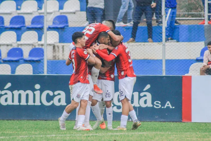 Los jugadores del Deportivo Santaní festejan un gol en la victoria sobre el 12 de Octubre de Itauguá por la ronda 9 de la División Intermedia.
