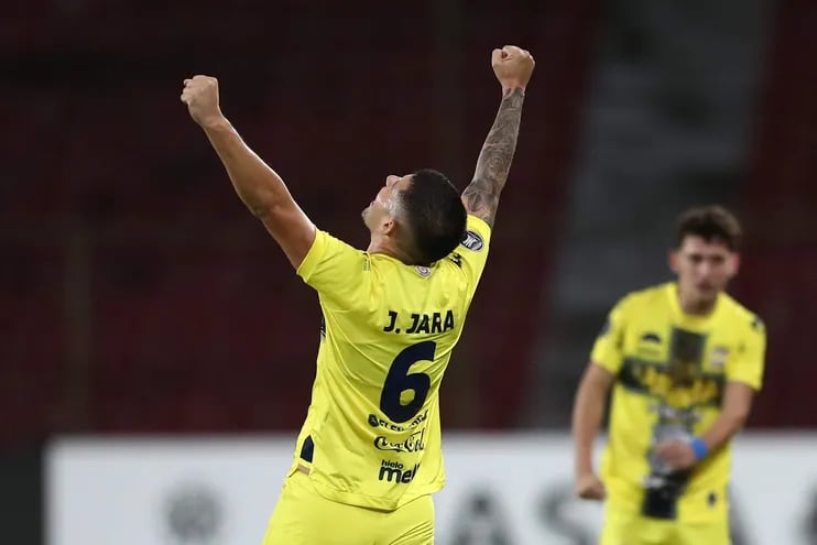 Jorge Jara, futbolista de Sportivo Trinidense, celebra el final del partido ante El Nacional por la Fase 2 de la Copa Libertadores 2024 en el estadio Rodrigo Paz Delgado, en Quito.
