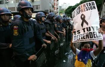 imagen-de-archivo-de-una-protesta-contra-la-censura-que-el-gobierno-chavista-ha-impuesto-como-una-de-sus-caracteristicas-en-venezuela--203129000000-1121894.jpg