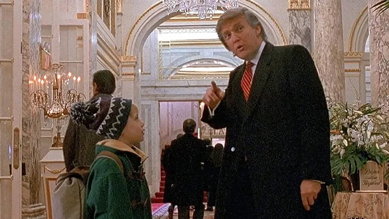 Donald Trump junto a Macaulay Culkin en una escena de "Mi pobre angelito 2".
