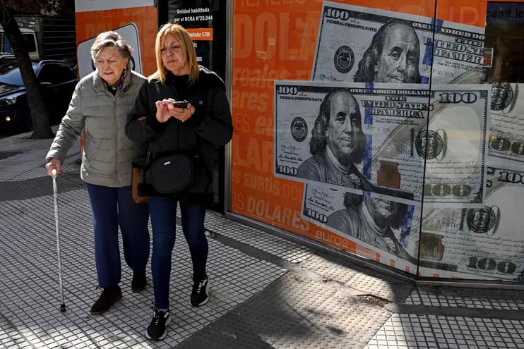 Entre las propuestas de Javier Milei está cambiar la moneda del peso argentino al dólar.