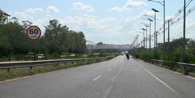 Vista de la pasarela “ñandutí” en medio del yuyal de la Autopista Ñu Guasu. El MOPC quiere recibir la obra y pagar más a Engineering.