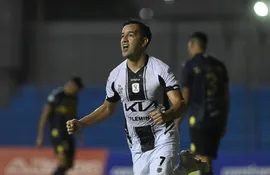 El paraguayo Néstor Camacho, futbolista de Tacuary, celebra un gol en el partido contra Sportivo Trinidense por la quinta fecha del torneo Apertura 2024 del fútbol paraguayo en el estadio Arsenio Erico, en Asunción.