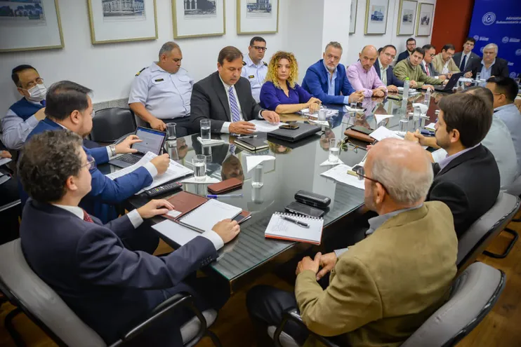 De perfil, en la cabecera, el viceminiestro de Relaciones Económicas de la Cancillería,  Enrique Franco, presidiendo la reunión de la  Comisión Nacional de la Hidrovía, el viernes pasado.