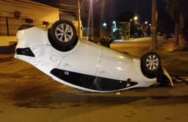 El vehículo volcó sobre la calle Itapúa y Molas López, límite entre los barrios Mburucuyá y Trinidad de Asunción.