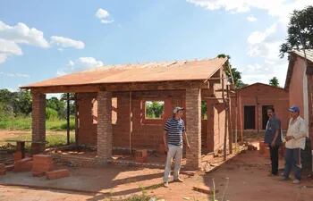 un-aula-quedo-a-media-construccion-en-la-colonia-tava-jopoi-del-distrito-de-yasy-cany--205043000000-513012.jpg
