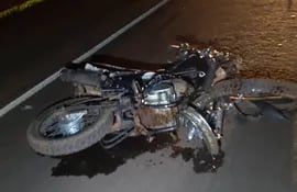 La motocicleta de la víctima fatal quedó con la parte frontal destruida.