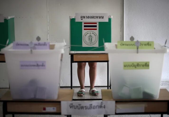 Un votante tailandés durante la votación anticipada de las elecciones generales en una mesa electoral designada en Bangkok, Tailandia, el 7 de mayo de 2023.