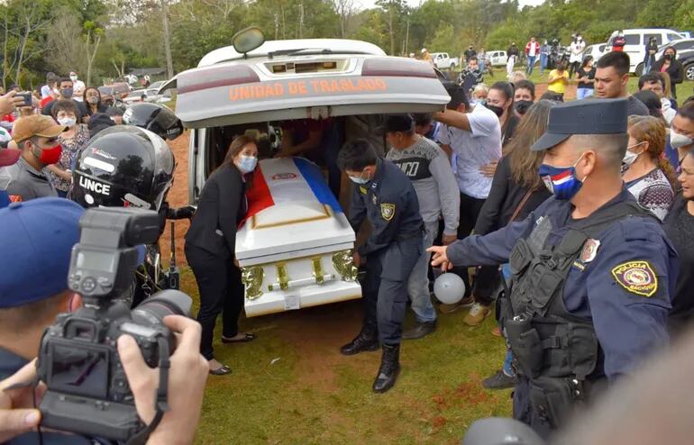 Familiares, amigos y miembros de la comunidad recibieron el féretro con los restos de Leidy Luna, en su ciudad natal.
