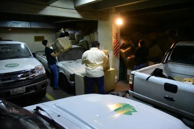 Numerosas cajas con insumos médicos estaban "tiradas" en el depósito de la Municipalidad de Asunción.