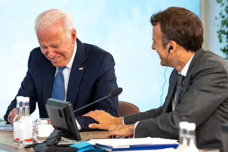 Los presidentes de Estados Unidos, Joe Biden (i) y de Francia, Emmanuel Macron (d).