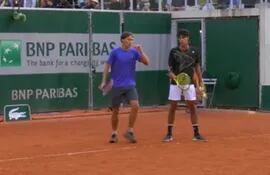 Martín Vergara y Adolfo Daniel Vallejo en el triunfo por la primera ronda del dobles del Roland Garros Júnior.