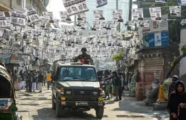 personal-del-ejercito-de-bangladesh-conduce-un-vehiculo-militar-por-una-calle-adornada-con-carteles-electorales-cerca-de-una-mesa-electoral-en-daca-h-75214000000-1791065.JPG