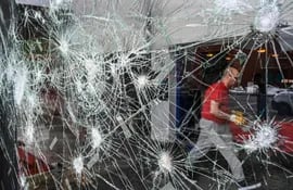 Manifestantes incendiaron y rompieron vidrios de edificios. En la gráfica el Coliseo de Roubaix. (AFP)