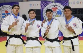 Los judocas nacionales que se alzaron medallas en el Campeonato Sudamericano de Judo Junior en  Córdoba, Argentina: Mateo Cabral, Marcelo Vicentini, Diego Noguera y Ezequiel Bareiro.