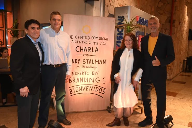 Andy Stalman (último a la derecha) desarrolló la charla sobre la importancia y el poder de una marca en el sector retail.