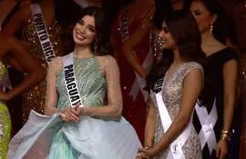 Nadia Ferreira, junto con Miss India, Harnaaz Sandhu, quien finalmente fue la ganadora del certamen Miss Universo 2021.