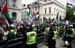 Los agentes de policía forman una barrera entre los contramanifestantes que apoyan a Israel y los partidarios pro palestinos que realizan una manifestación en el centro de Londres, el 27 de abril de 2024, pidiendo un alto el fuego y protestando contra la exportación de armas de Gran Bretaña a Israel.