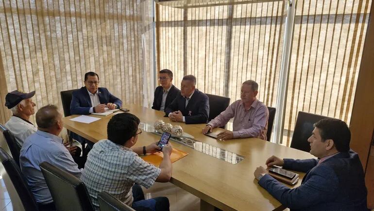 Reunión de una comitiva de Curuguaty con el ministro Tadeo Rojas sobre pensión de la tercera edad, ayer en Asunción