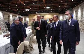 El presidente turco,  Recep T. Erdogan (C) junto al ministro de Exteriores,  Mevlut Cavusoglu (segundo de la der.) en el inicio de las conversaciones entre Ucrania y Rusia, en Estambul.