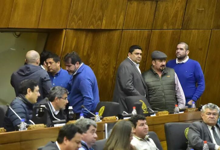 El lunes, día del entierro del juicio político contra la fiscal general del Estado, Sandra Quiñónez diputados liberales mantenían intensas conversaciones en la sala de sesiones de Diputados.