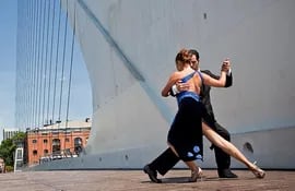 El abrazo es la esencia del tango y hoy, por medidas sanitarias de distanciamiento físico, no se puede bailar.