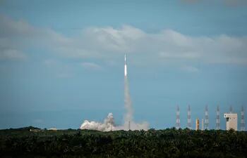 Un cohete lanzador de satélites de la empresa surcoreana Innospace portando una carga científica brasileña fue lanzado con éxito este domingo desde la base espacial que Brasil tiene en la Amazonía, informaron fuentes oficiales.