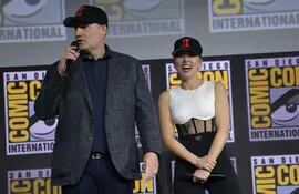 Kevin Feige, presidente de Marvel Studios, y la actriz Scarlett Johansson durante el panel de Marvel en Comic Con.