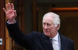 El rey Carlos III sale de la clínica de Londres, Reino Unido, este lunes. El rey Carlos III abandonó el hospital tras un tratamiento de próstata. EFE/ANDY RAIN