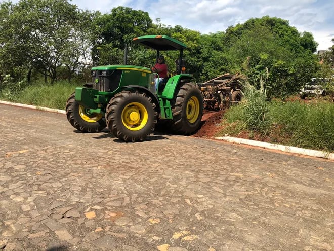 Un tractor de la Gobernación de Alto Paraná cuando salía de la propiedad privada.