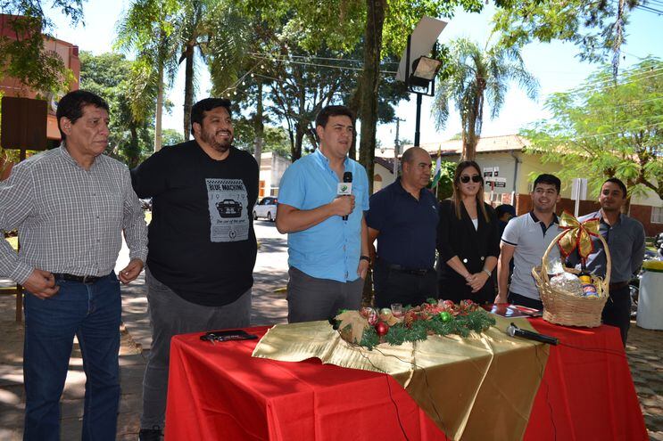 El intendente de San Juan Bautista, Misiones, José Luis Benítez (ANR) (3º) presentó el concurso "Navidad en tu cuadra".