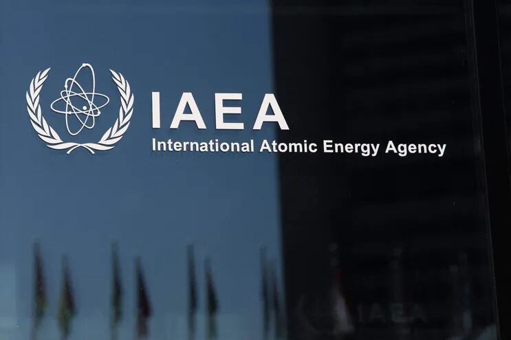 El emblema de la Organización Internacional de Energía Atómica en su sede en Viena, Austria.