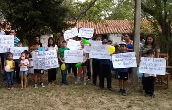 Un grupo de alumnos y padres de familia exigen al MEC devolver los rubros de docentes a la escuela José Dolores López, de la compañía Islerias, distrito de Isla Umbú.