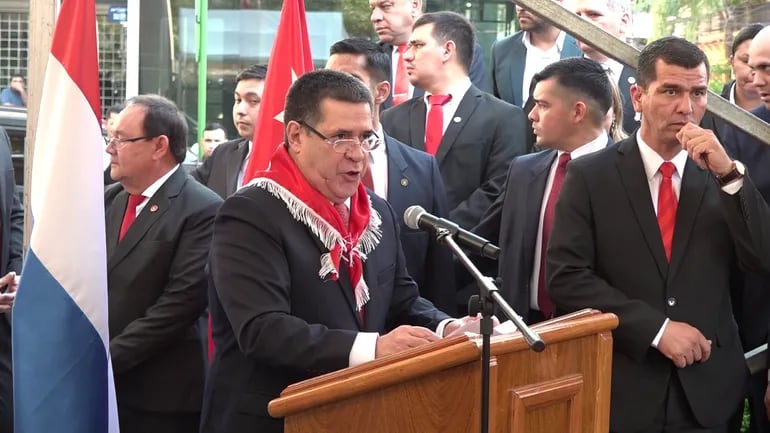 Horacio Cartes durante su discurso en acto de conmemoración del aniversario 136 de fundación de la ANR.