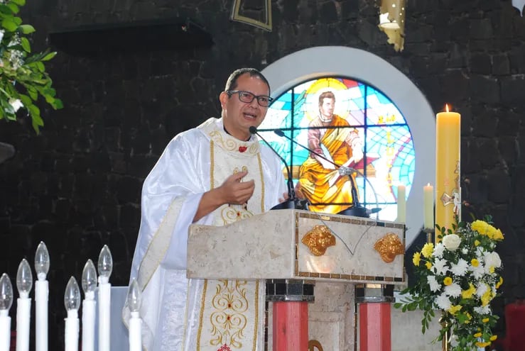 El párroco Ernesto Zacarías.
