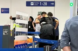 El paraguayo Óscar Romero, jugador del Botafogo, en el aeropuerto de Río de Janeiro después de recibir una sanción por indisciplina.