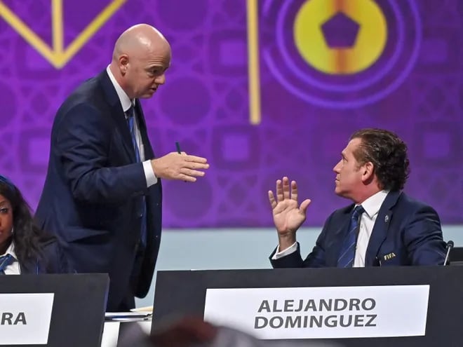 Alejandro Domínguez (d), presidente de la CONMEBOL, conversando con Gianni Infantino, el titular de la FIFA, durante el Congreso de la FIFA en Doha, Qatar.