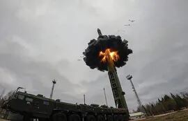 Imagen decidida por el Ministerio de Defensa de Rusia en la que se observa el lanzamiento de uno de su misiles conocido como 'Yars'.  (EFE/EPA)